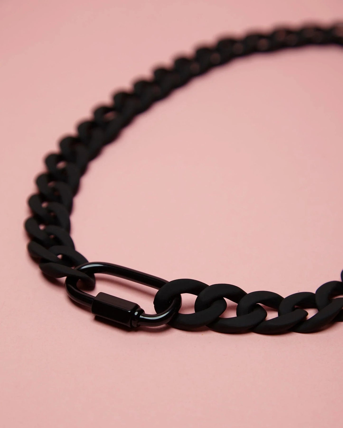 Matt black chain - Acrylic. - HOMOLONDON