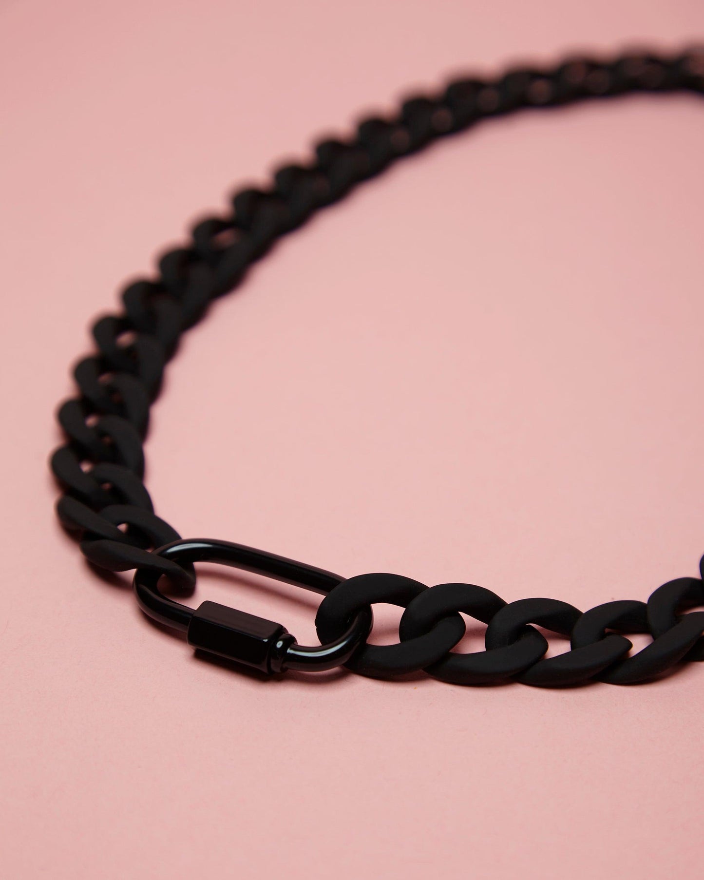 Matt black chain - Acrylic.