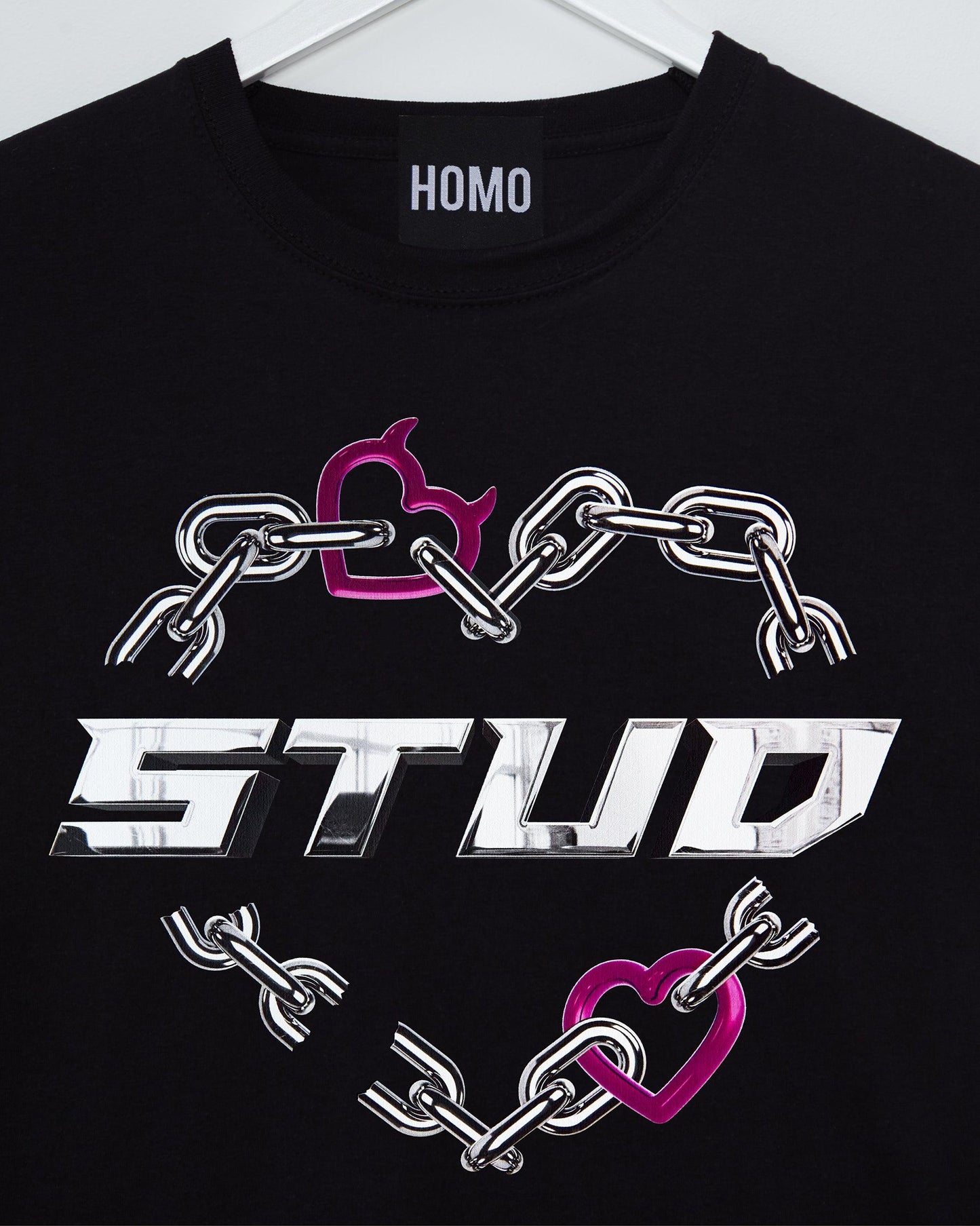 Broken (chain) heart stud on black - tee