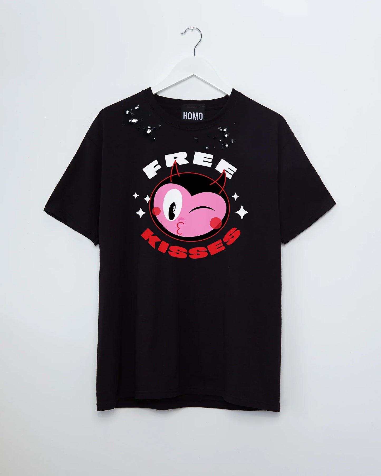 Devilish, Free kisses on black. Distressed - tshirt