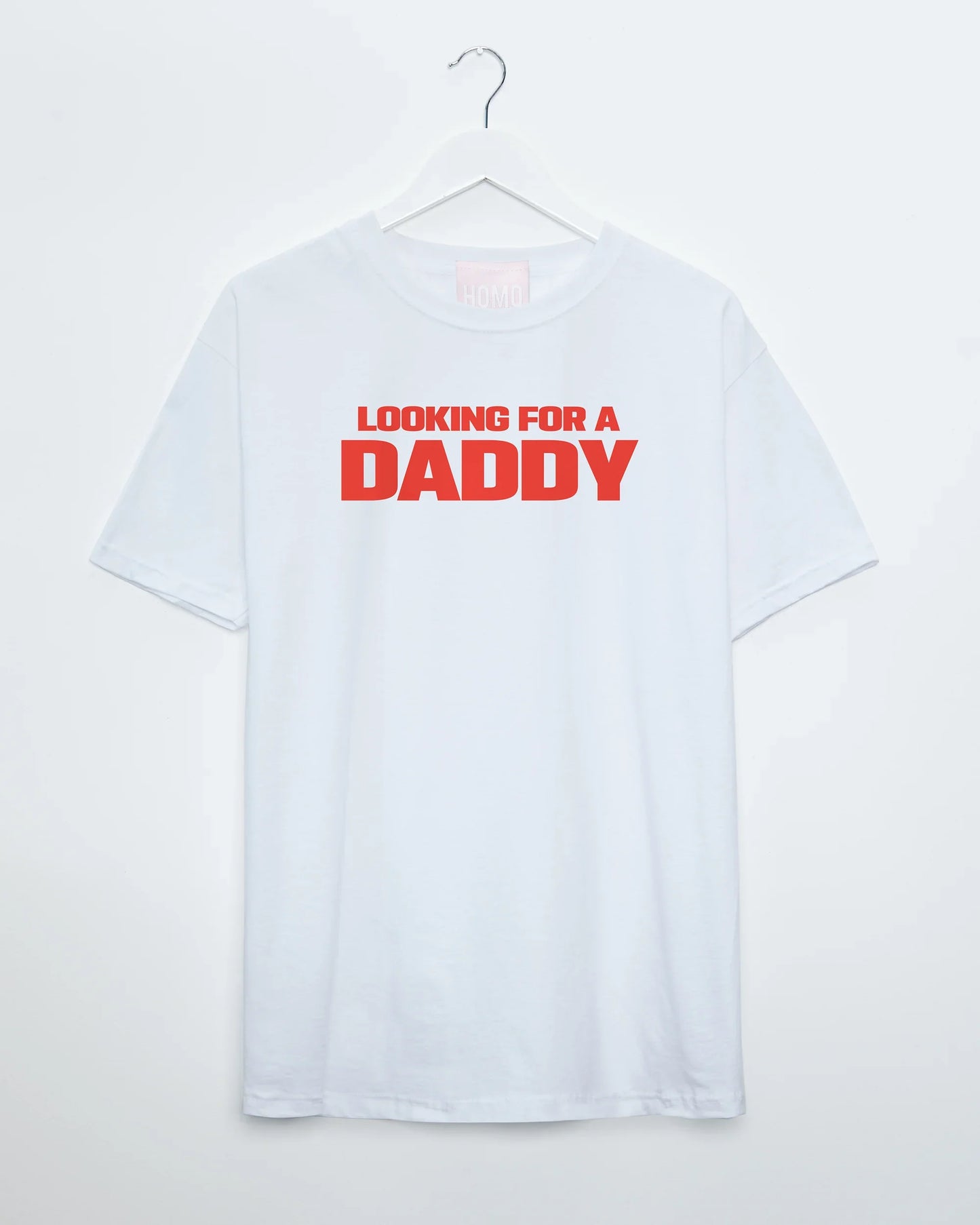 Looking for a daddy, red print on white - tshirt