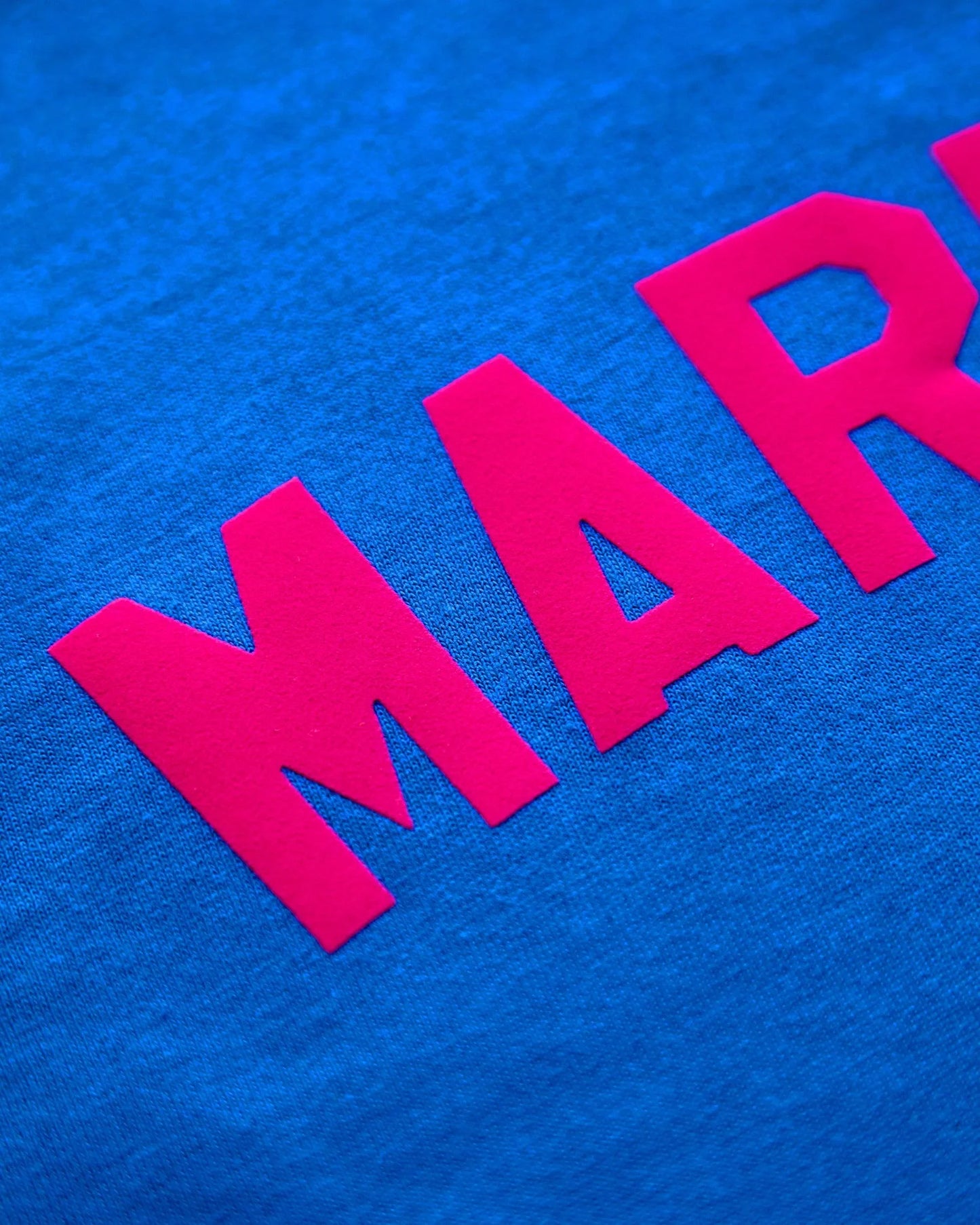 Fluorescent pink flock maricón - blue tshirt