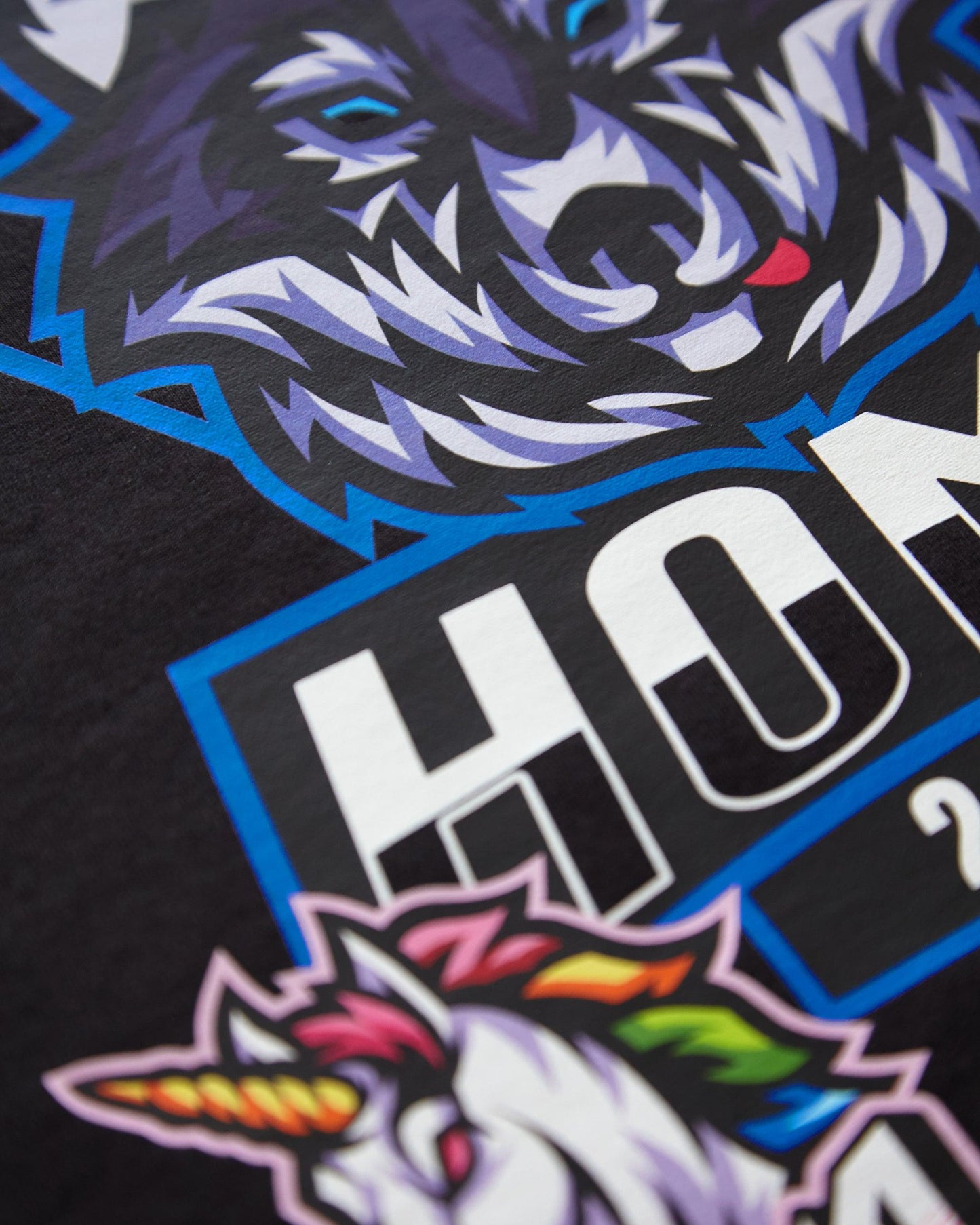 Sporty wolf, black - cropped tee