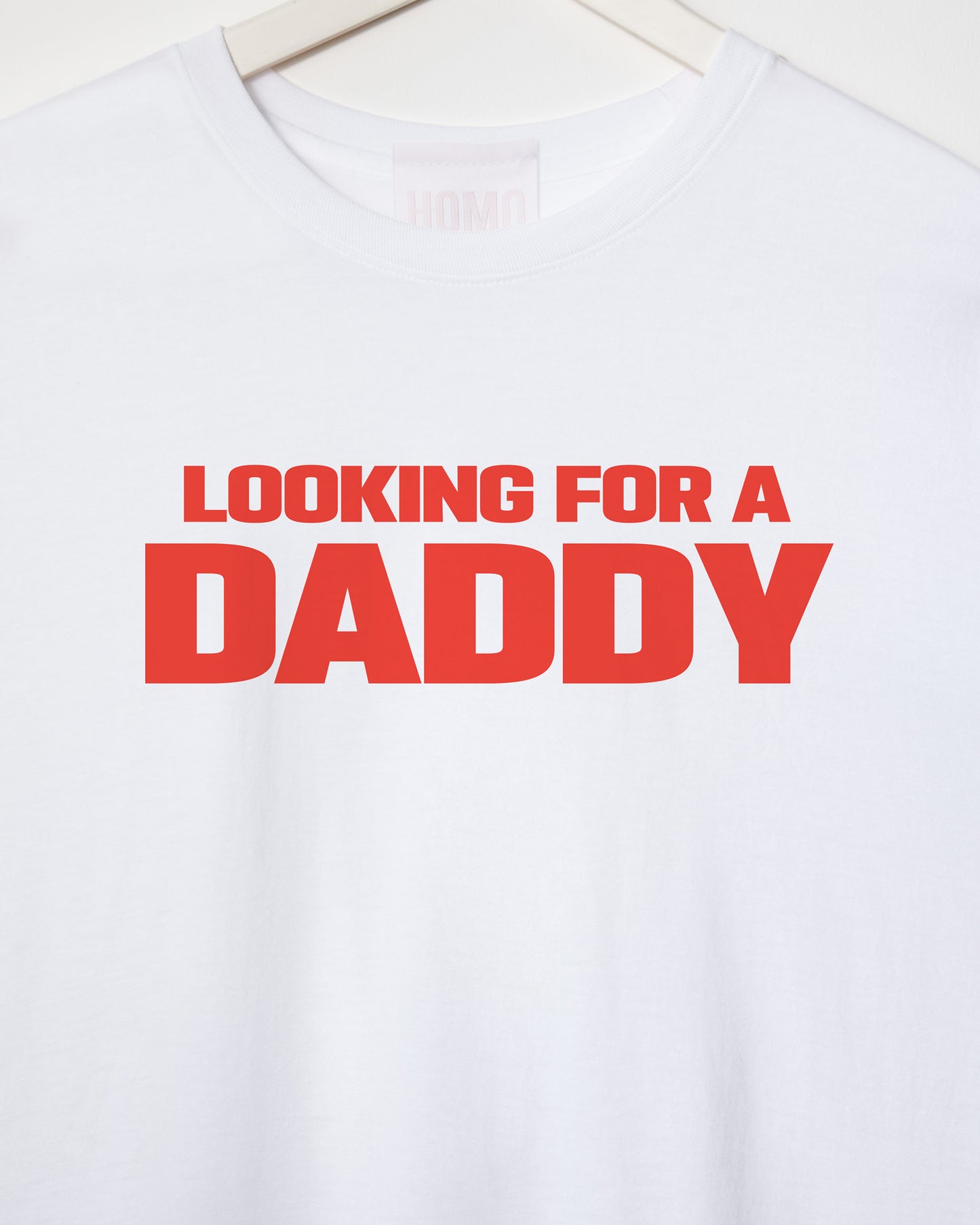 Looking for a daddy, red print on white - tshirt
