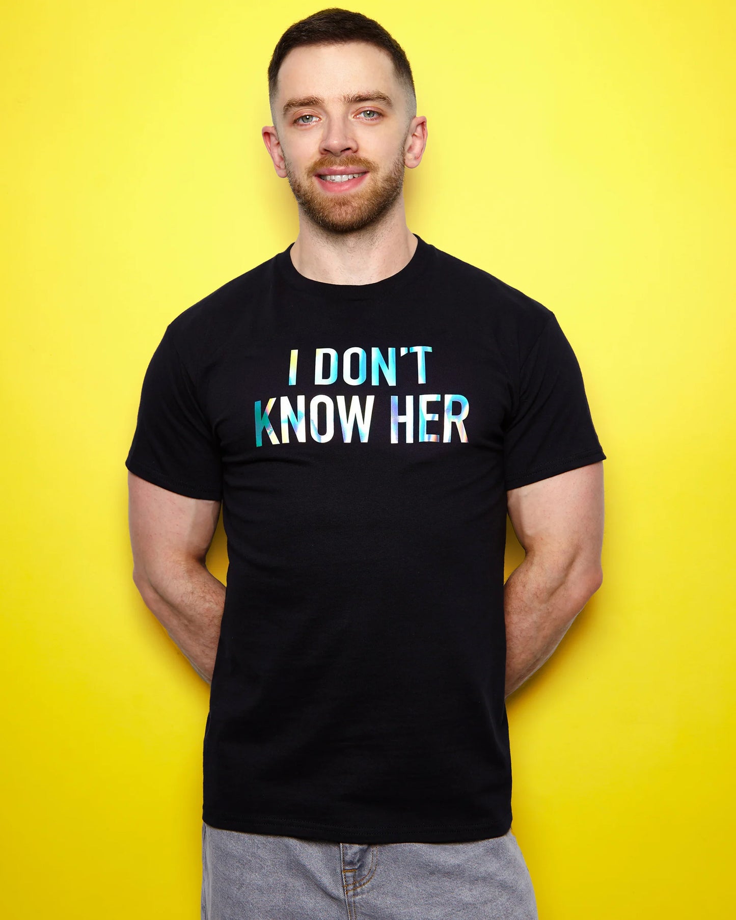 I DONT KNOW HER hologram on black - Tshirt