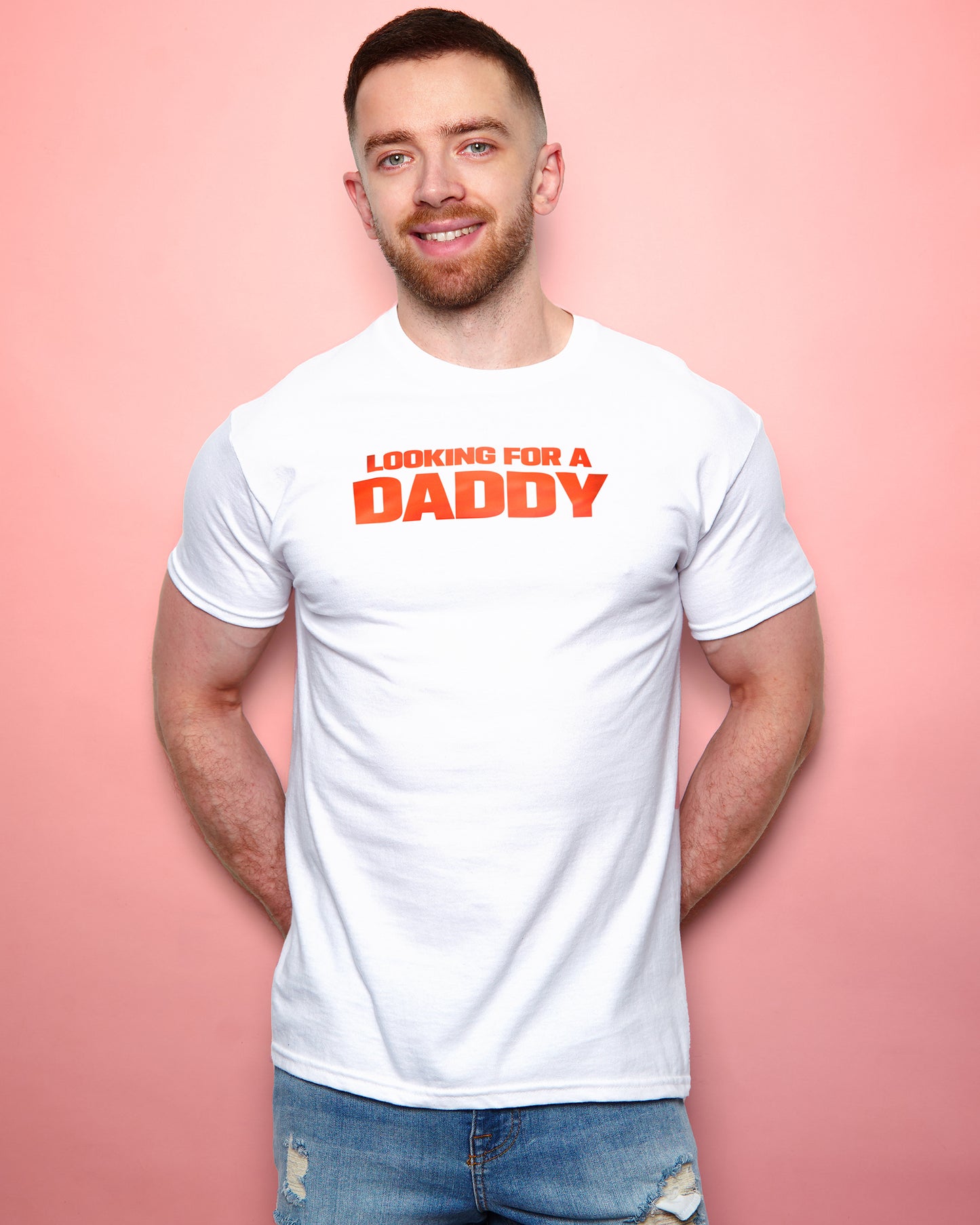 Looking for a daddy, red print on white - tshirt
